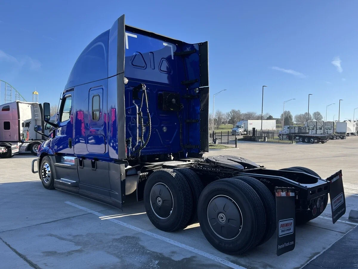 2022 Freightliner Cascadia - image 2