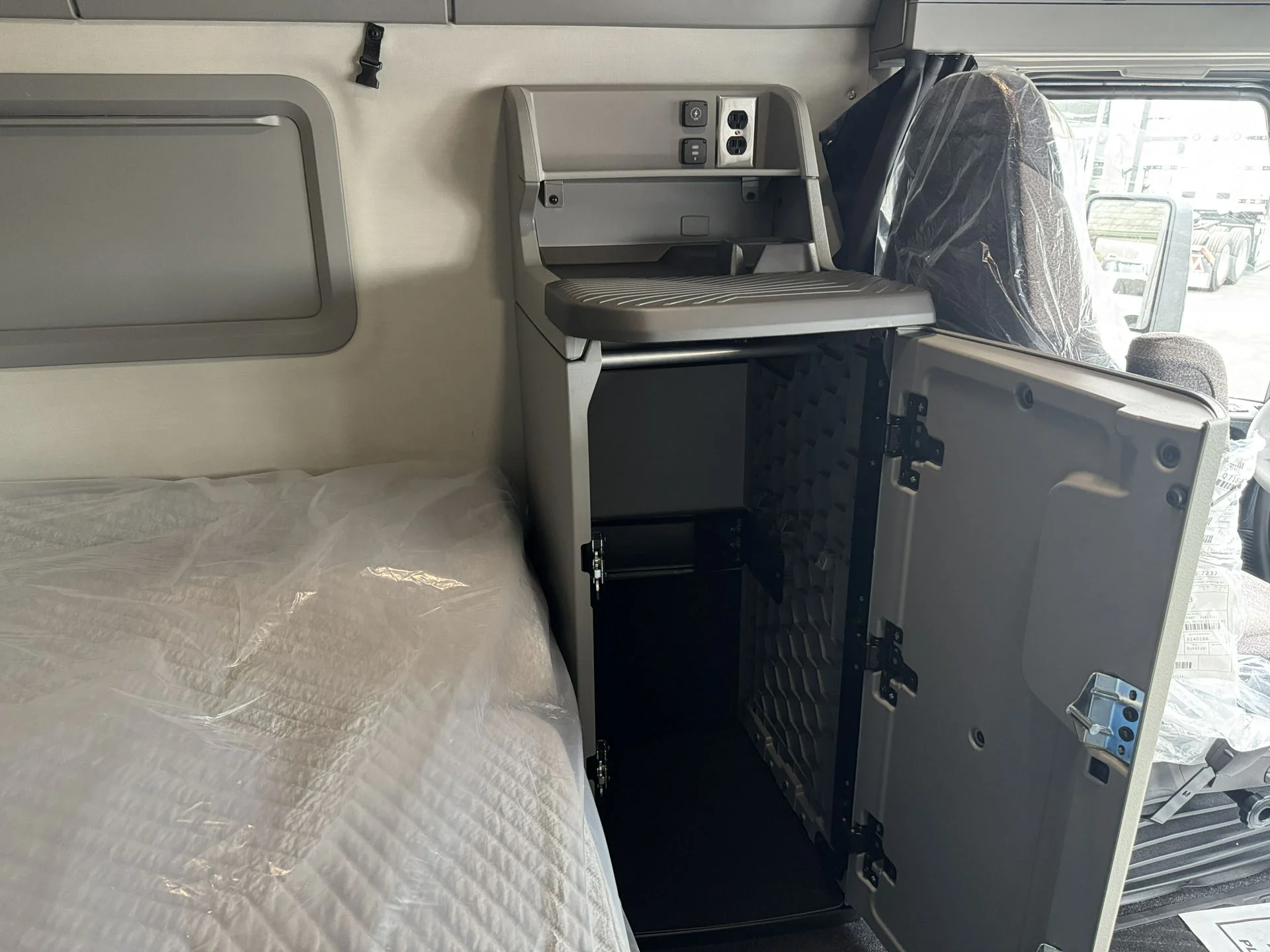 2027 Volvo VNL 860 - image 14