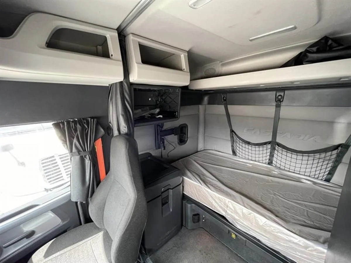 2022 Freightliner Cascadia in San Antonio, TX — photo 9