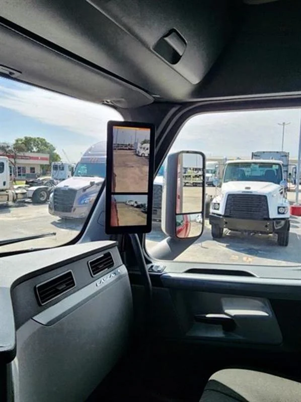2022 Freightliner Cascadia in San Antonio, TX — photo 11