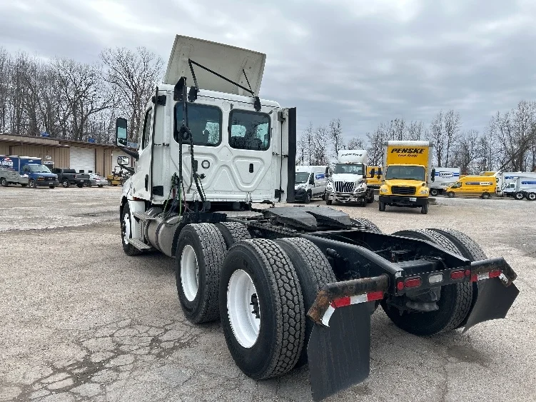 2021 Freightliner Cascadia in Poplar Bluff, MO — photo 5