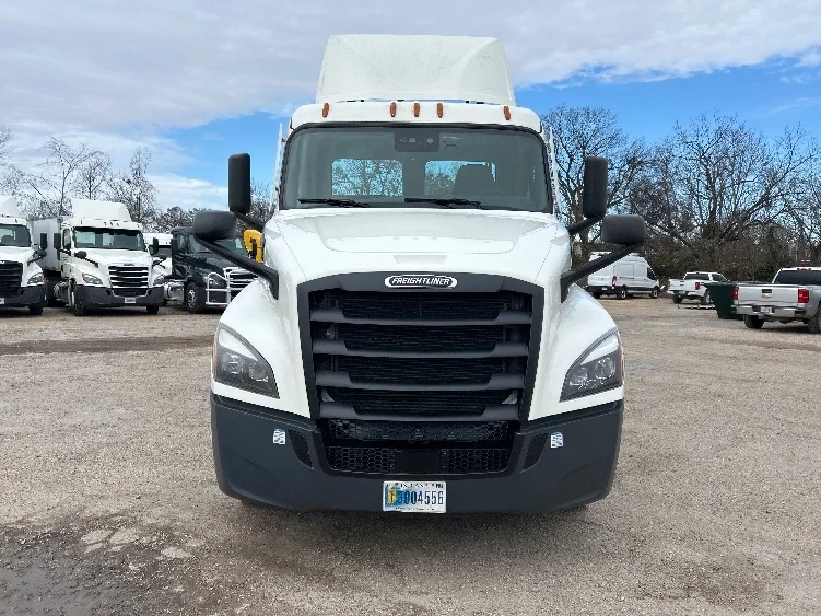 2021 Freightliner Cascadia in Poplar Bluff, MO — photo 2