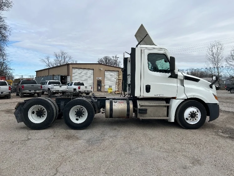 2021 Freightliner Cascadia in Poplar Bluff, MO — photo 8