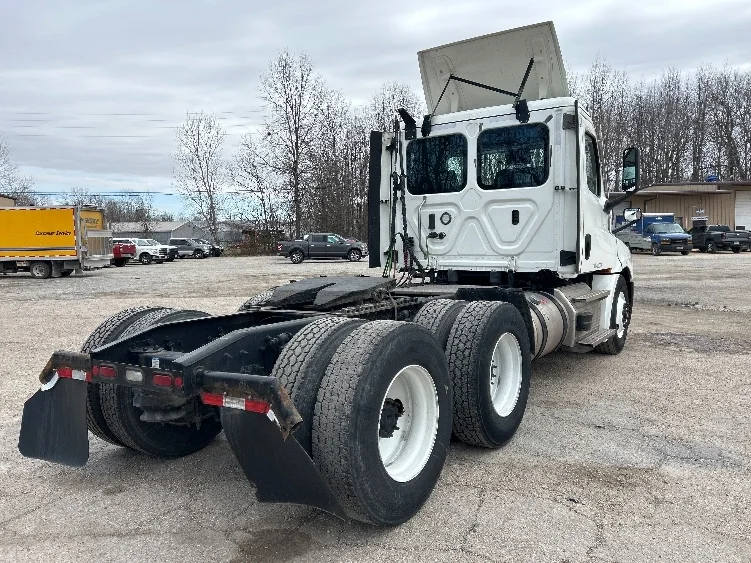 2021 Freightliner Cascadia in Poplar Bluff, MO — photo 7