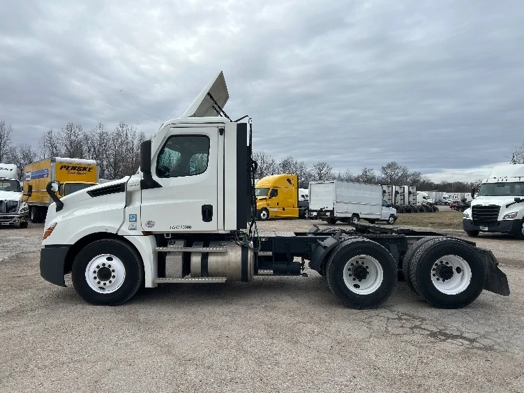 2021 Freightliner Cascadia in Poplar Bluff, MO — photo 4