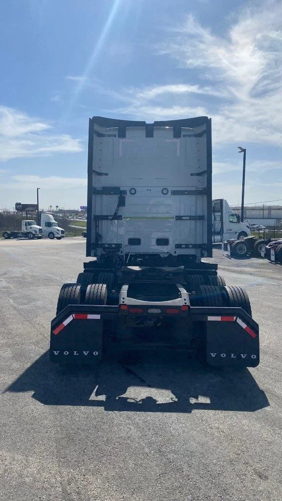 2025 Volvo VNL 660 in AUSTIN, TX — photo 4