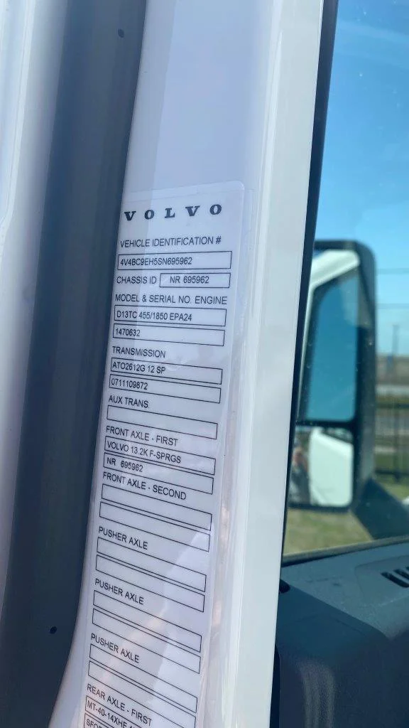 2025 Volvo VNL 660 in Austin, TX — photo 32