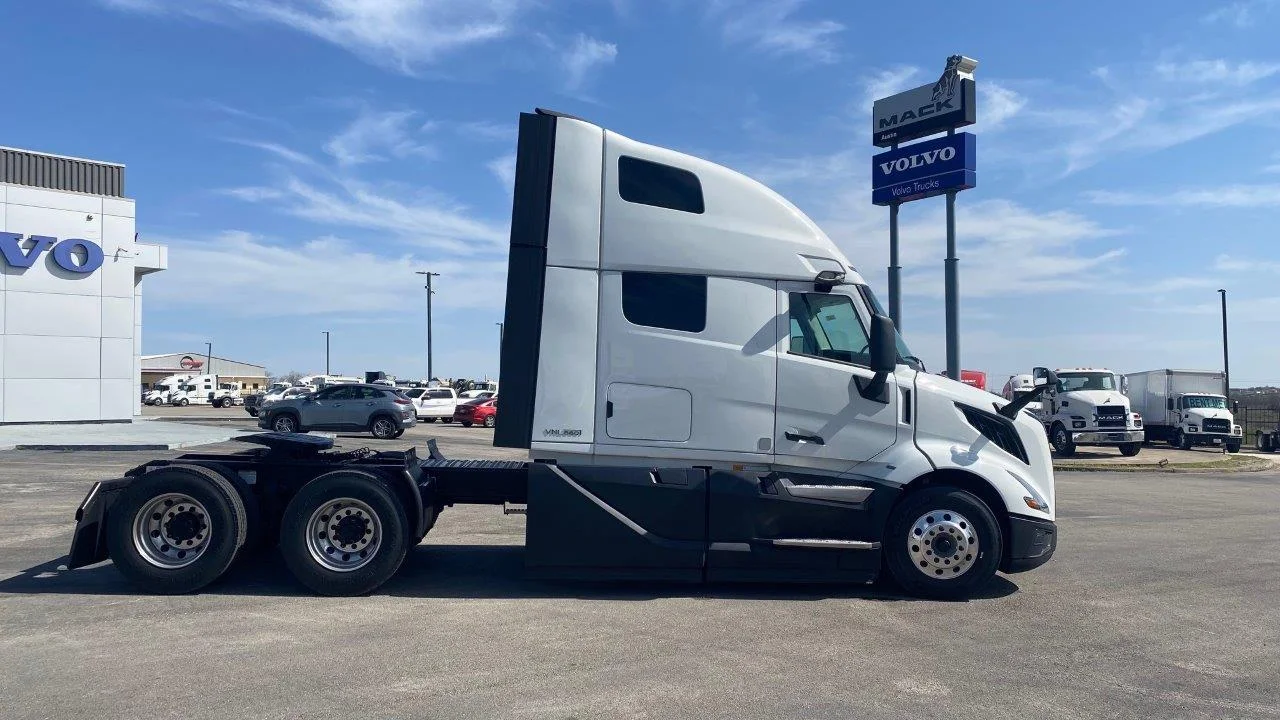 2025 Volvo VNL 660 in AUSTIN, TX — photo 6