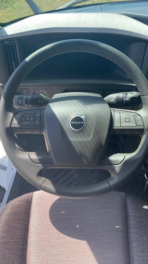 2025 Volvo VNL 660 in Austin, TX — photo 30