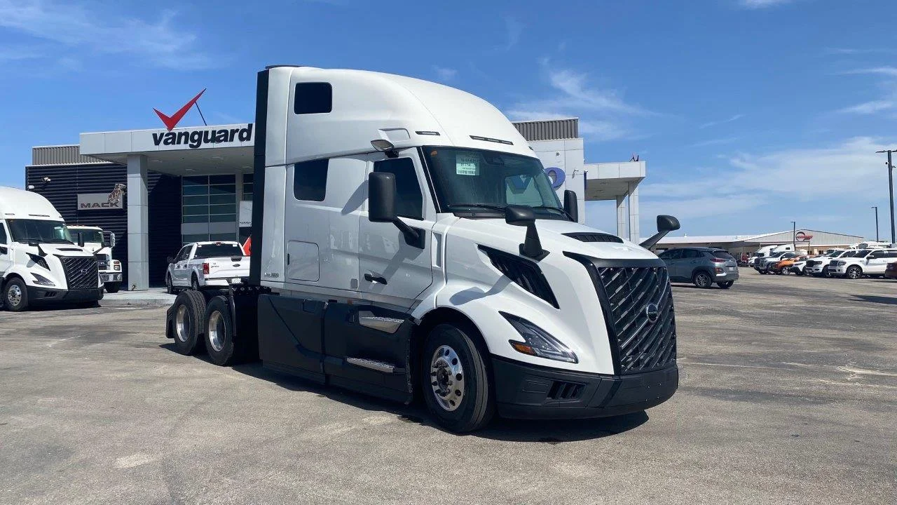 2025 Volvo VNL 660 in AUSTIN, TX — photo 7