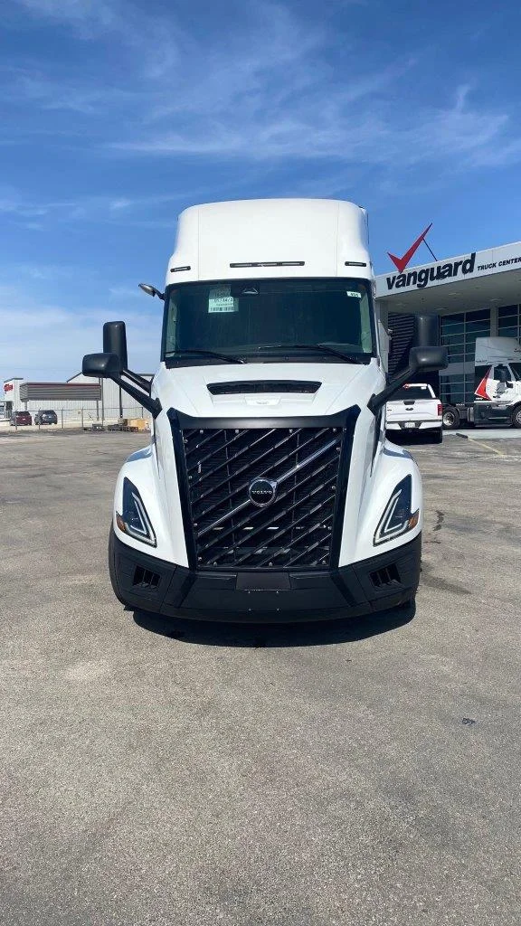 2025 Volvo VNL 660 in AUSTIN, TX — photo 8