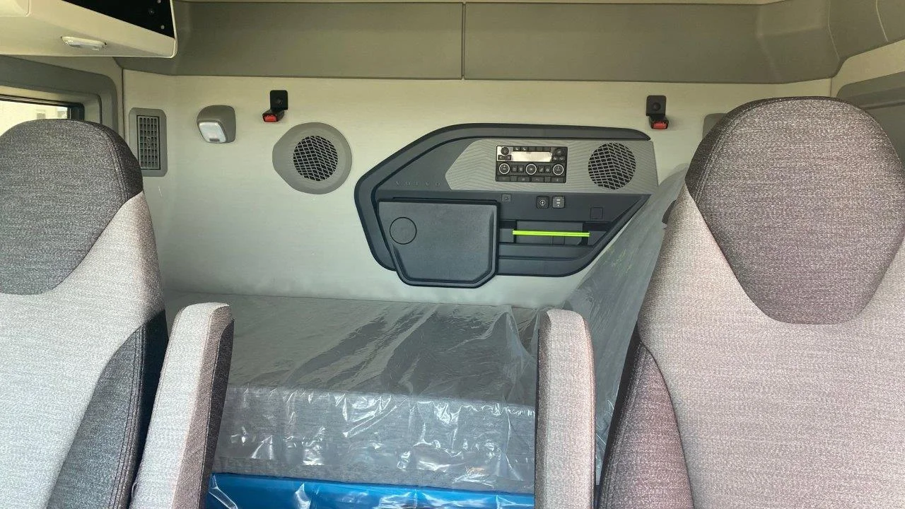 2025 Volvo VNL 660 in Austin, TX — photo 13
