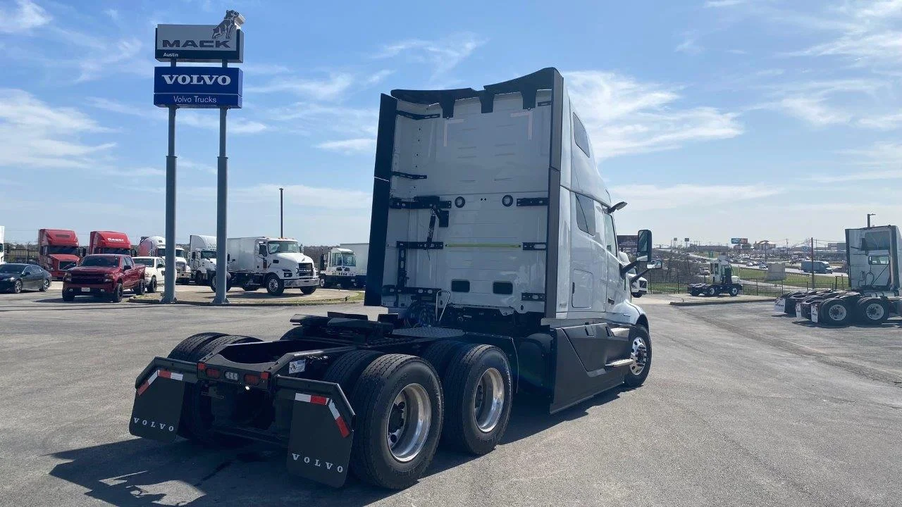 2025 Volvo VNL 660 in Austin, TX — photo 5