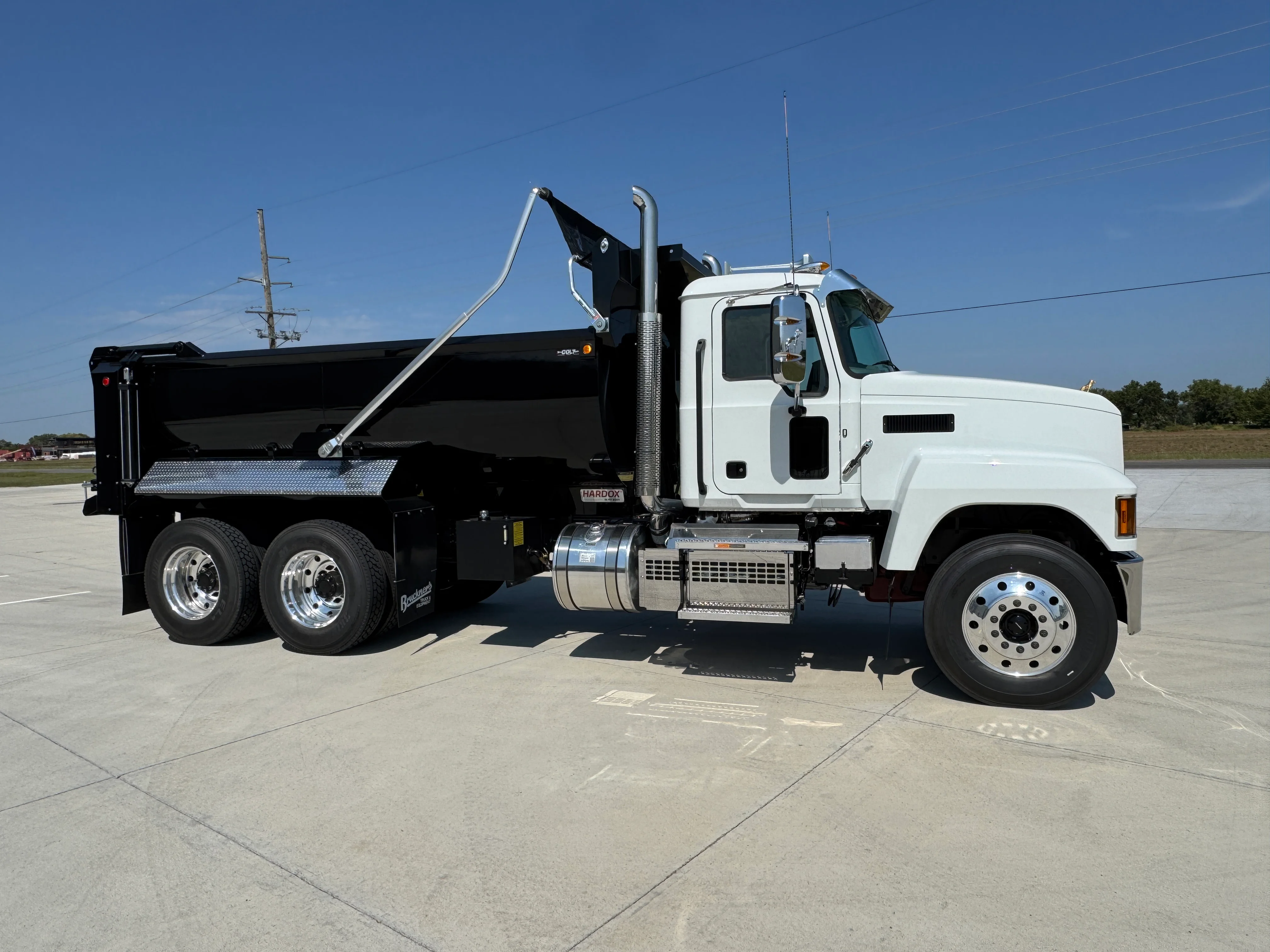 2026 Mack Pinnacle in Wichita, KS — photo 2