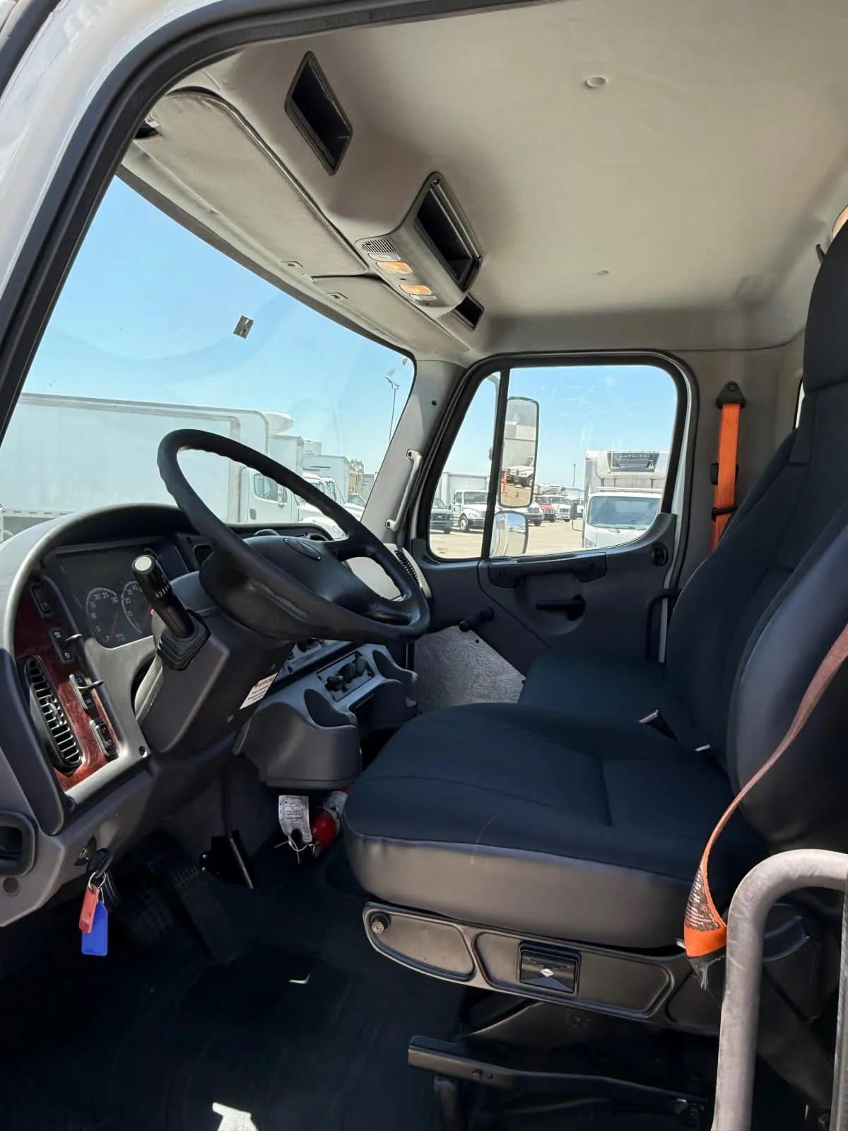2016 Freightliner M2 106 - image 7