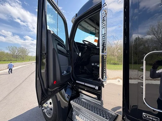 2027 Kenworth T880 in Kansas City, MO — photo 17