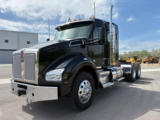 2027 Kenworth T880 in Kansas City, MO — photo 2