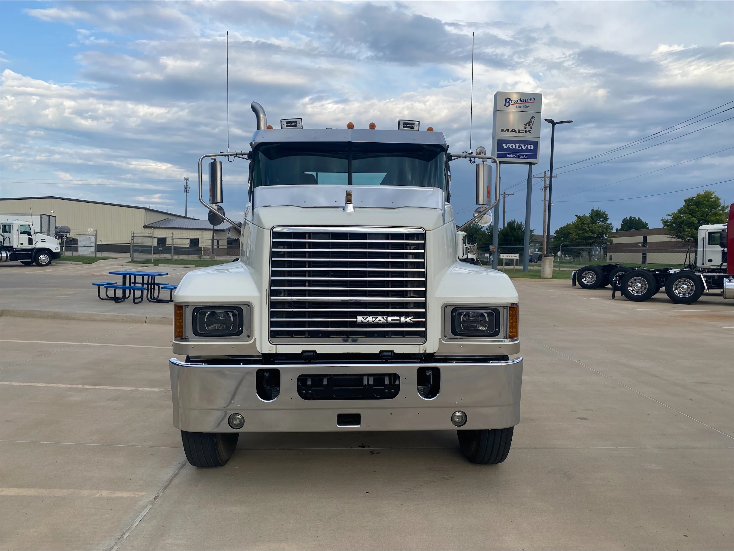 2019 Mack Pinnacle in Oklahoma City, OK — photo 2
