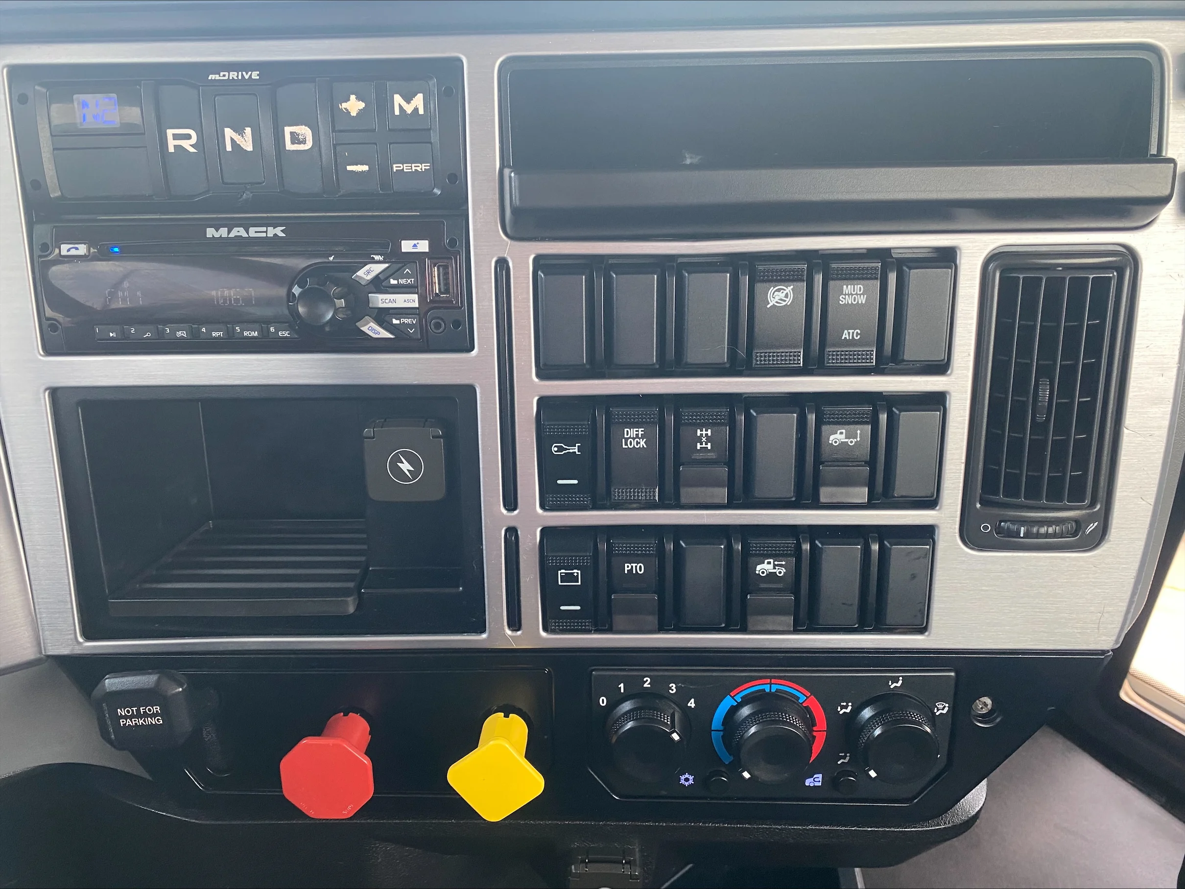 2019 Mack Pinnacle in Oklahoma City, OK — photo 18