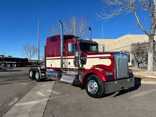 2027 Kenworth W900