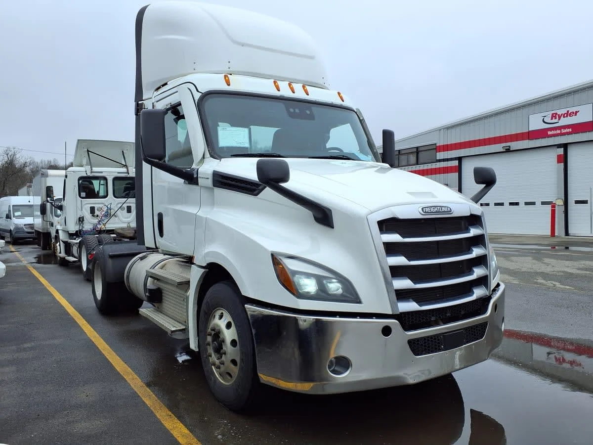 2021 Freightliner Cascadia in Salisbury, MA — photo 3
