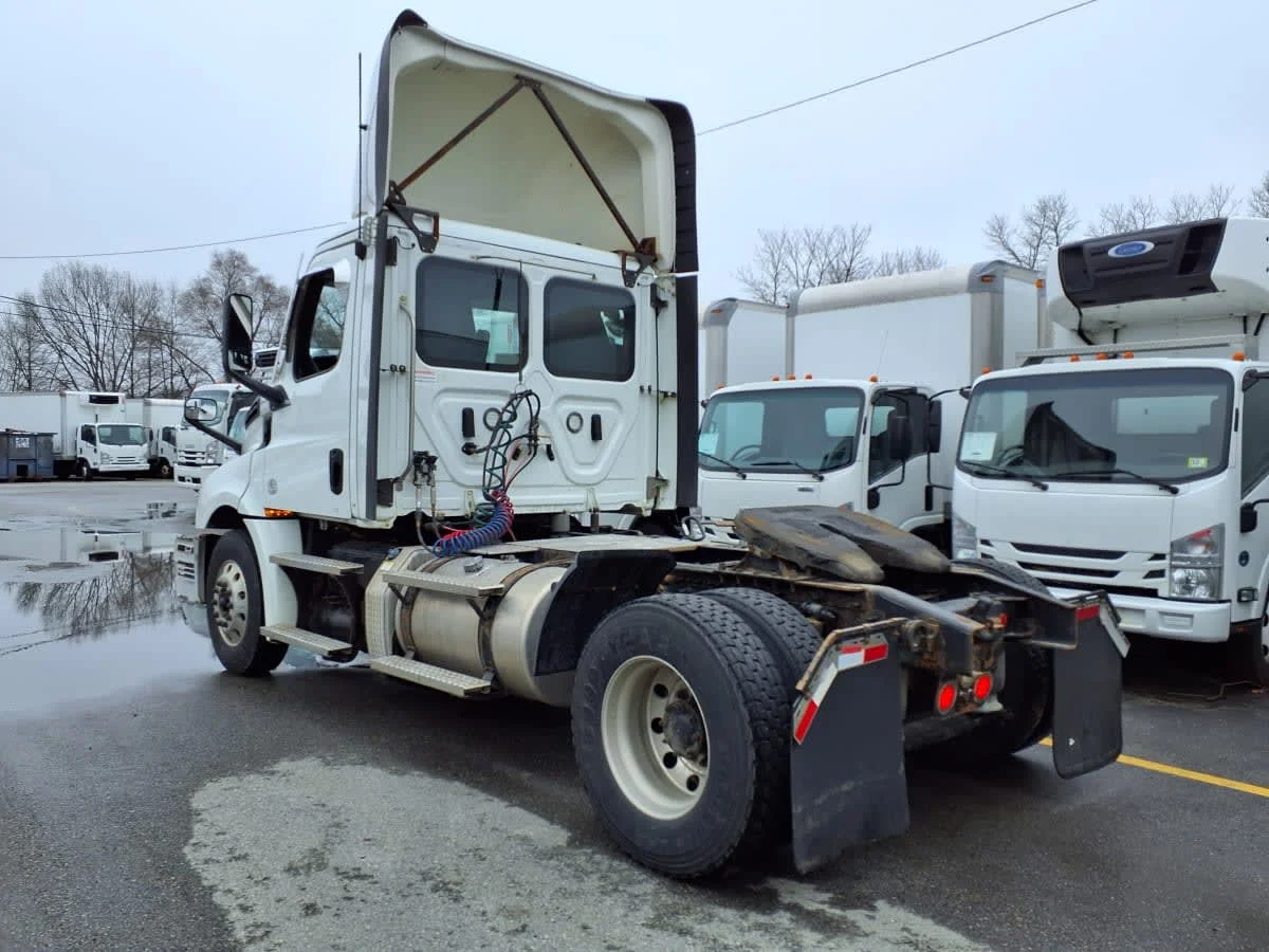 2021 Freightliner Cascadia in Salisbury, MA — photo 6