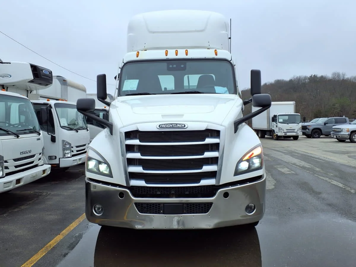 2021 Freightliner Cascadia in Salisbury, MA — photo 2