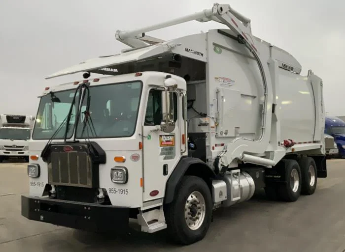 2025 Peterbilt 520 — photo 2