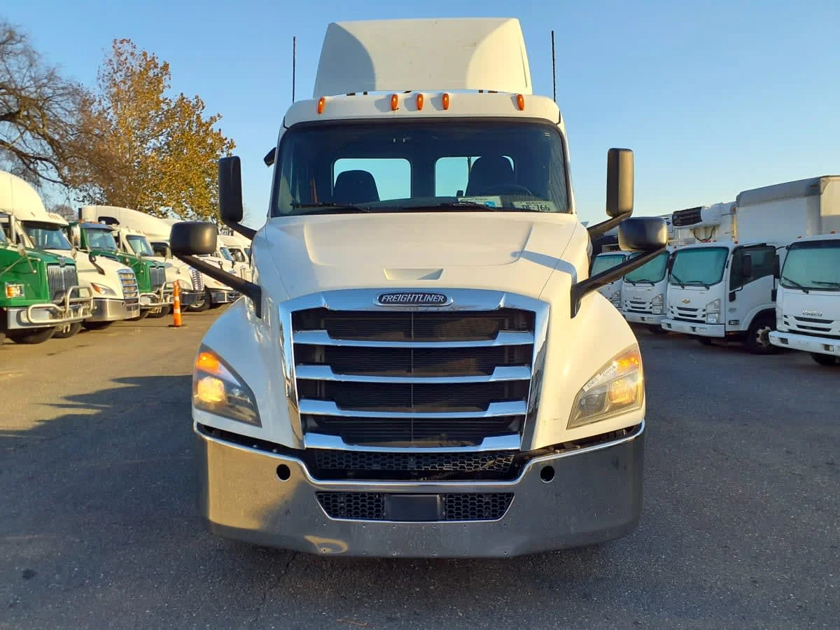 2019 Freightliner Cascadia - image 2