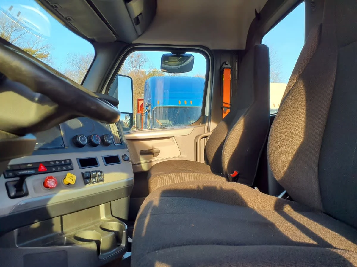 2019 Freightliner Cascadia in Springfield, MA — photo 10