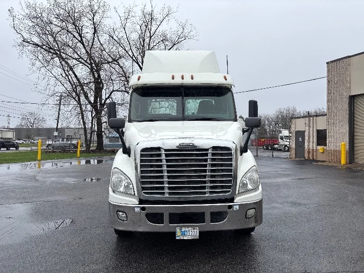2019 Freightliner Cascadia in Middlefield, OH — photo 2