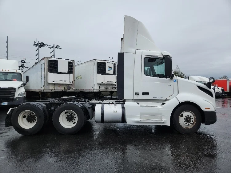 2019 Volvo VNL 300 - image 8