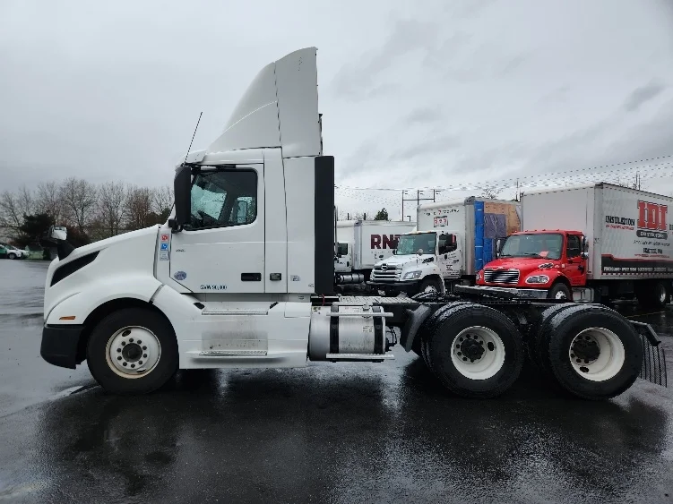 2019 Volvo VNL 300 - image 4