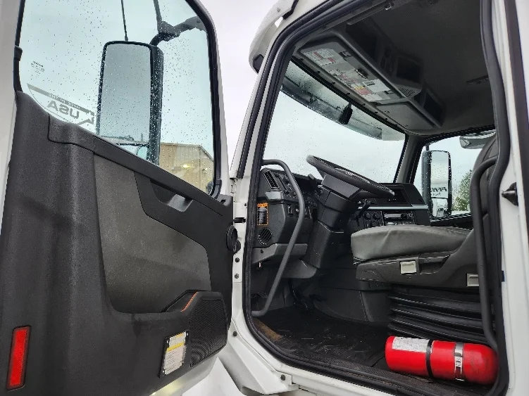 2019 Volvo VNL 300 - image 9