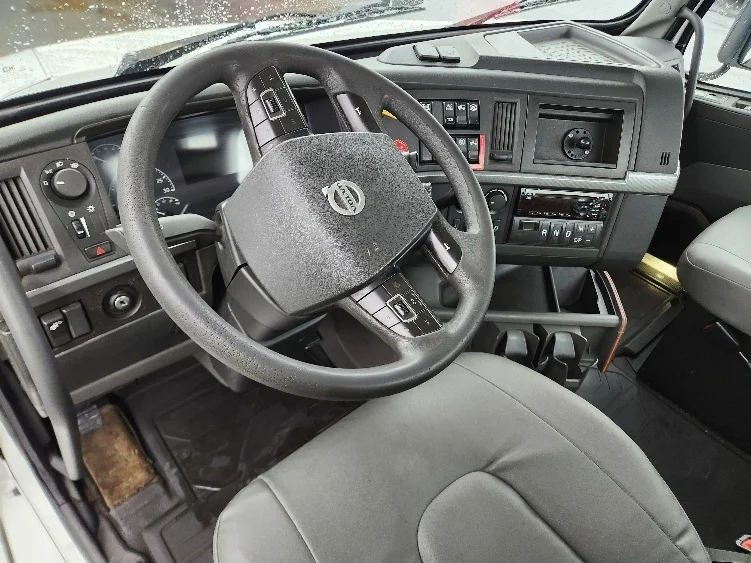 2019 Volvo VNL 300 - image 10