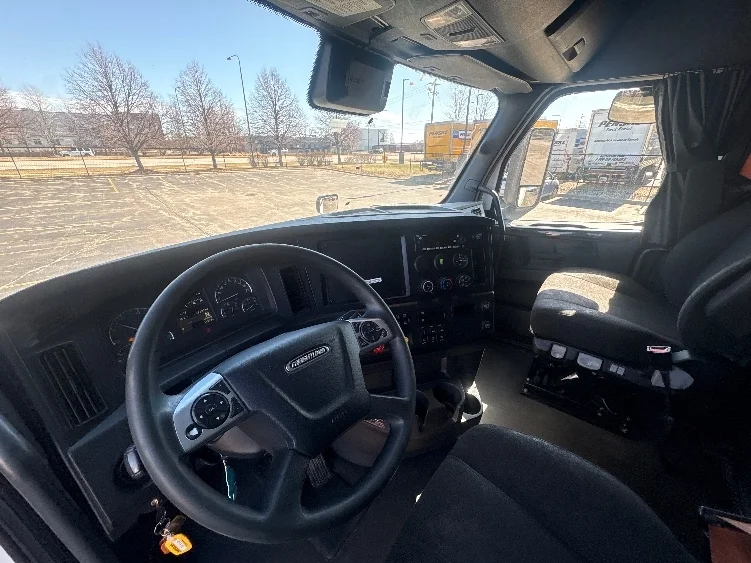 2023 Freightliner Cascadia - image 9