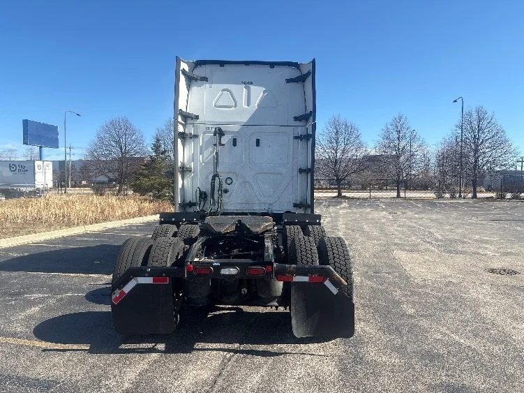 2023 Freightliner Cascadia - image 5