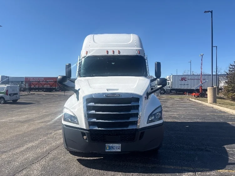2023 Freightliner Cascadia - image 2
