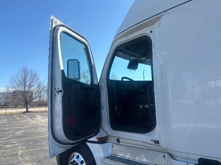 2023 Freightliner Cascadia - image 8