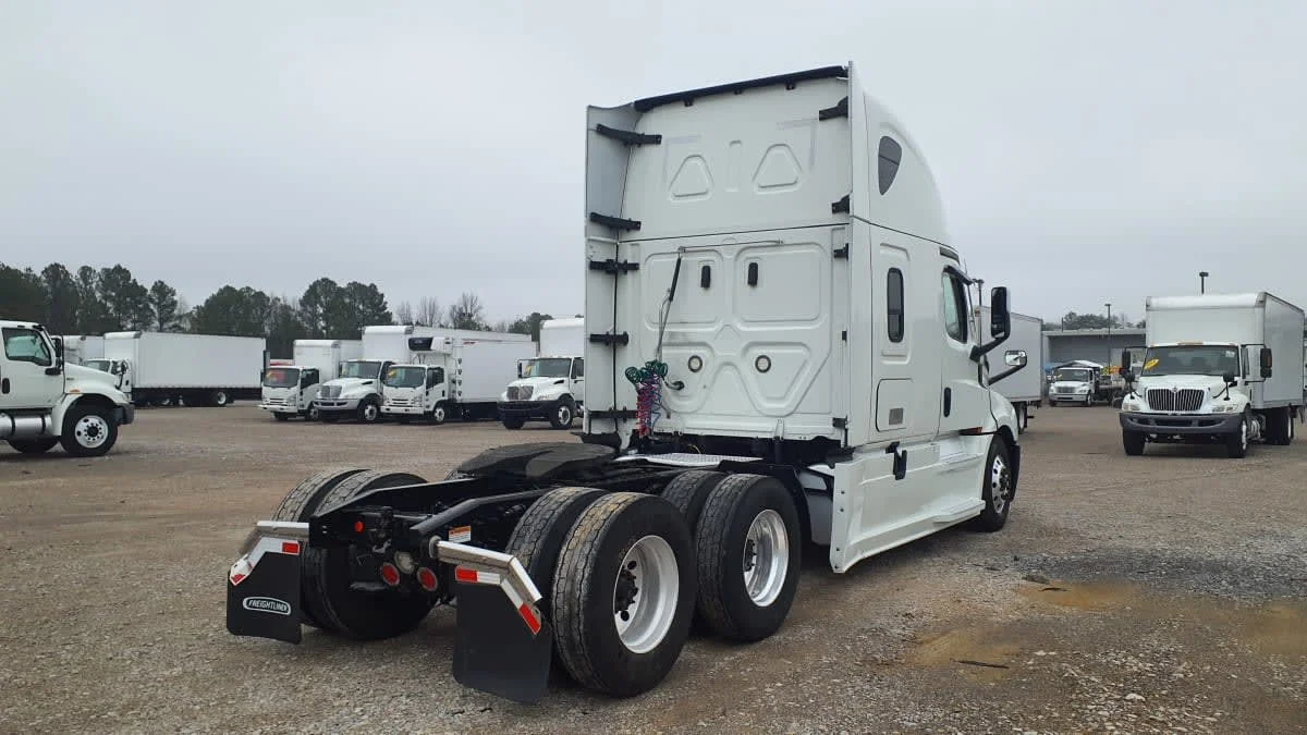2020 Freightliner Cascadia in Birmingham, AL — photo 4
