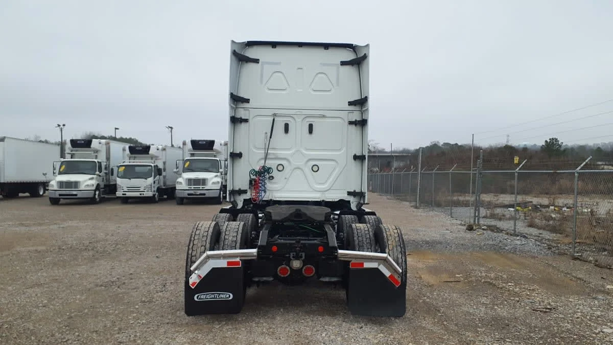 2020 Freightliner Cascadia in Birmingham, AL — photo 5