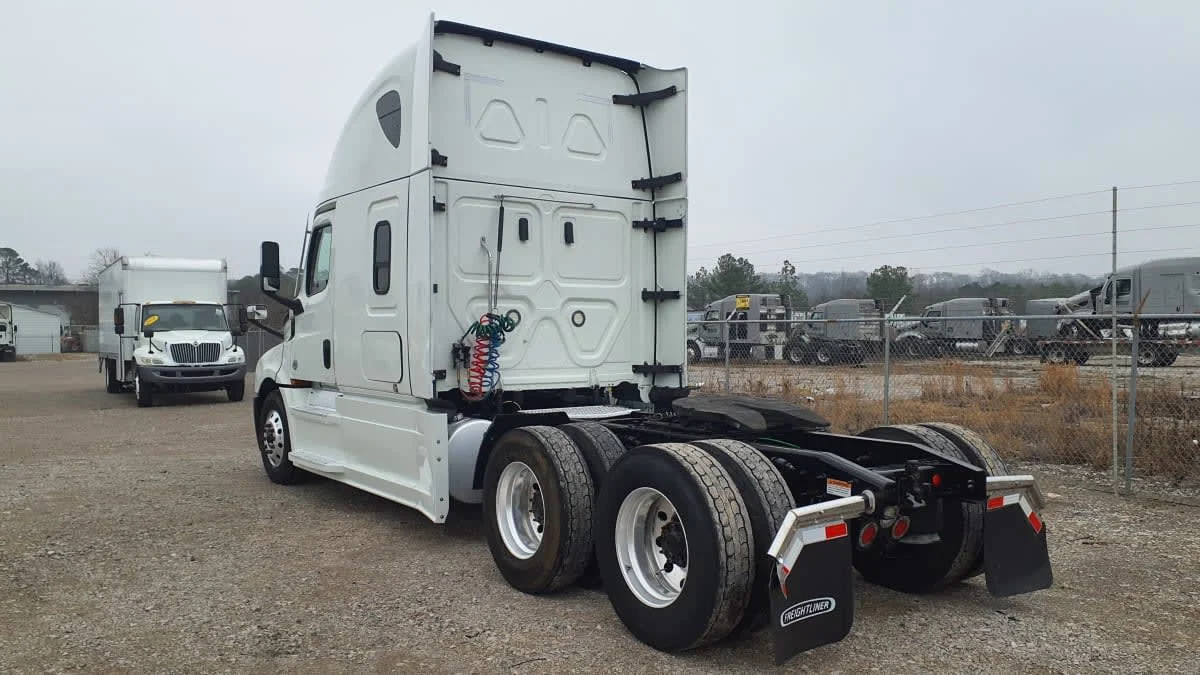 2020 Freightliner Cascadia in Birmingham, AL — photo 6