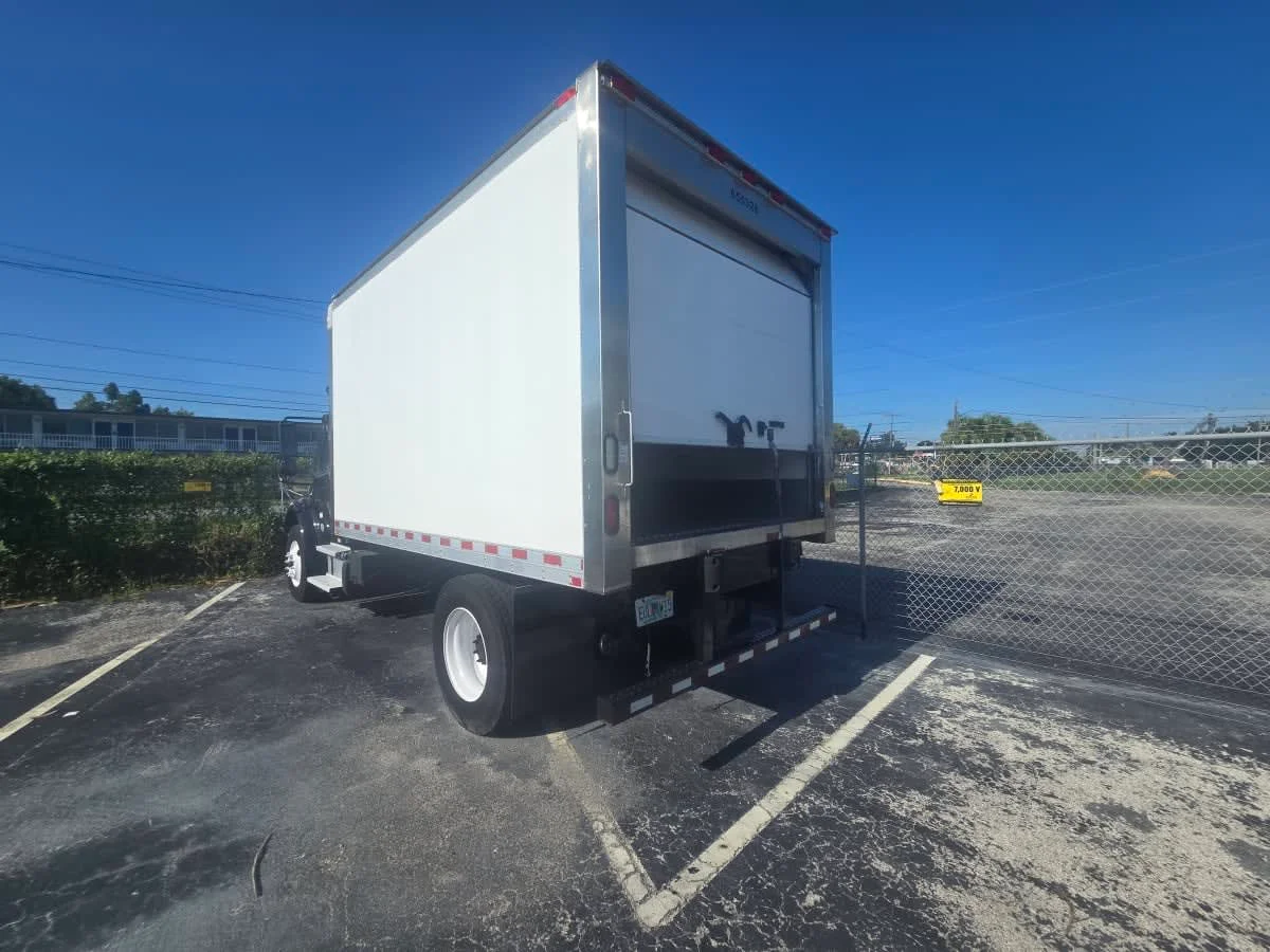 2016 Freightliner M2 106 in Tampa, FL — photo 4