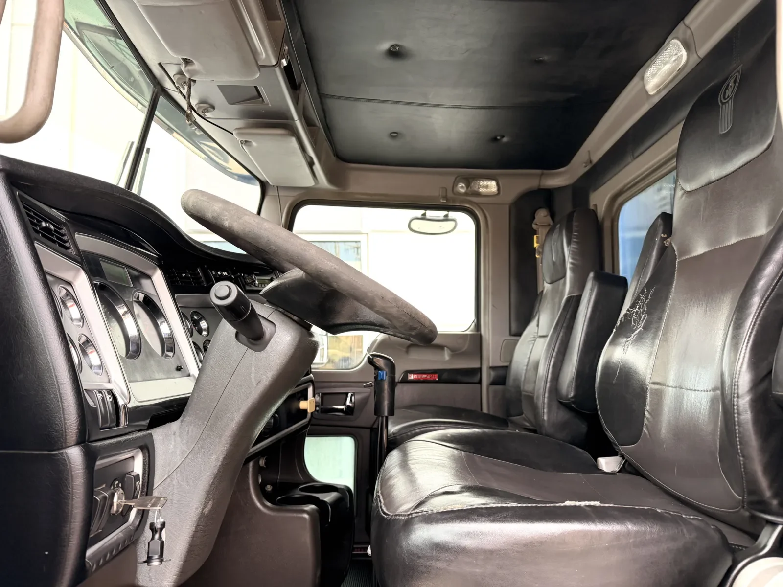 2011 Kenworth T800 - image 15