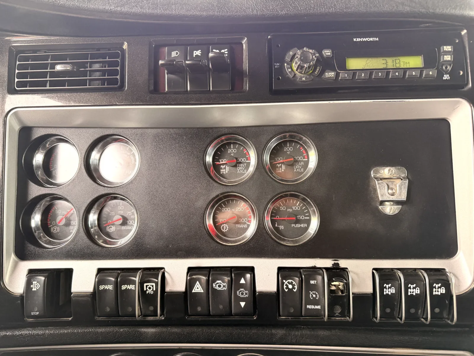 2011 Kenworth T800 - image 19