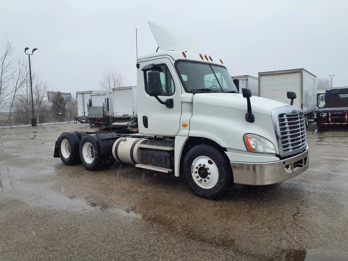 2018 Freightliner Cascadia - image 3
