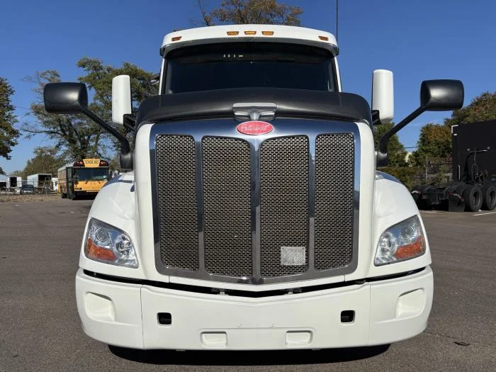 2022 Peterbilt 579 - image 2