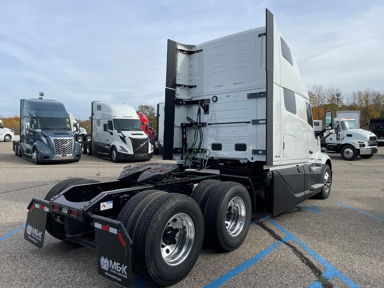 2026 Volvo VNL 860 in Byron Center, MI — photo 3
