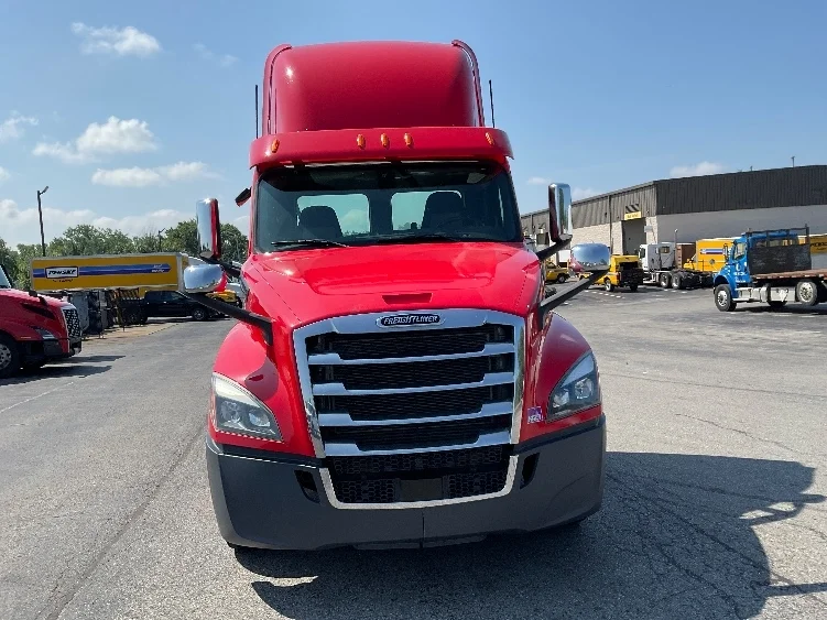 2020 Freightliner Cascadia in Rochester, NY — photo 2