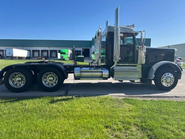 2023 Peterbilt 389 - image 3